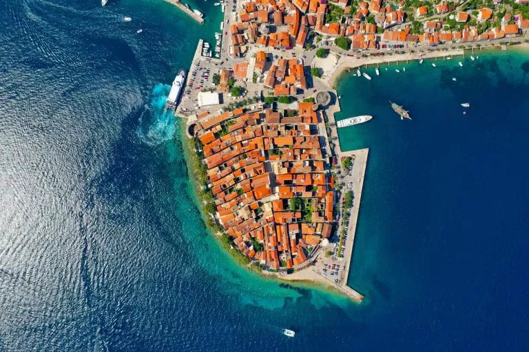 Vista a volo d'uccello del centro storico di Korcula