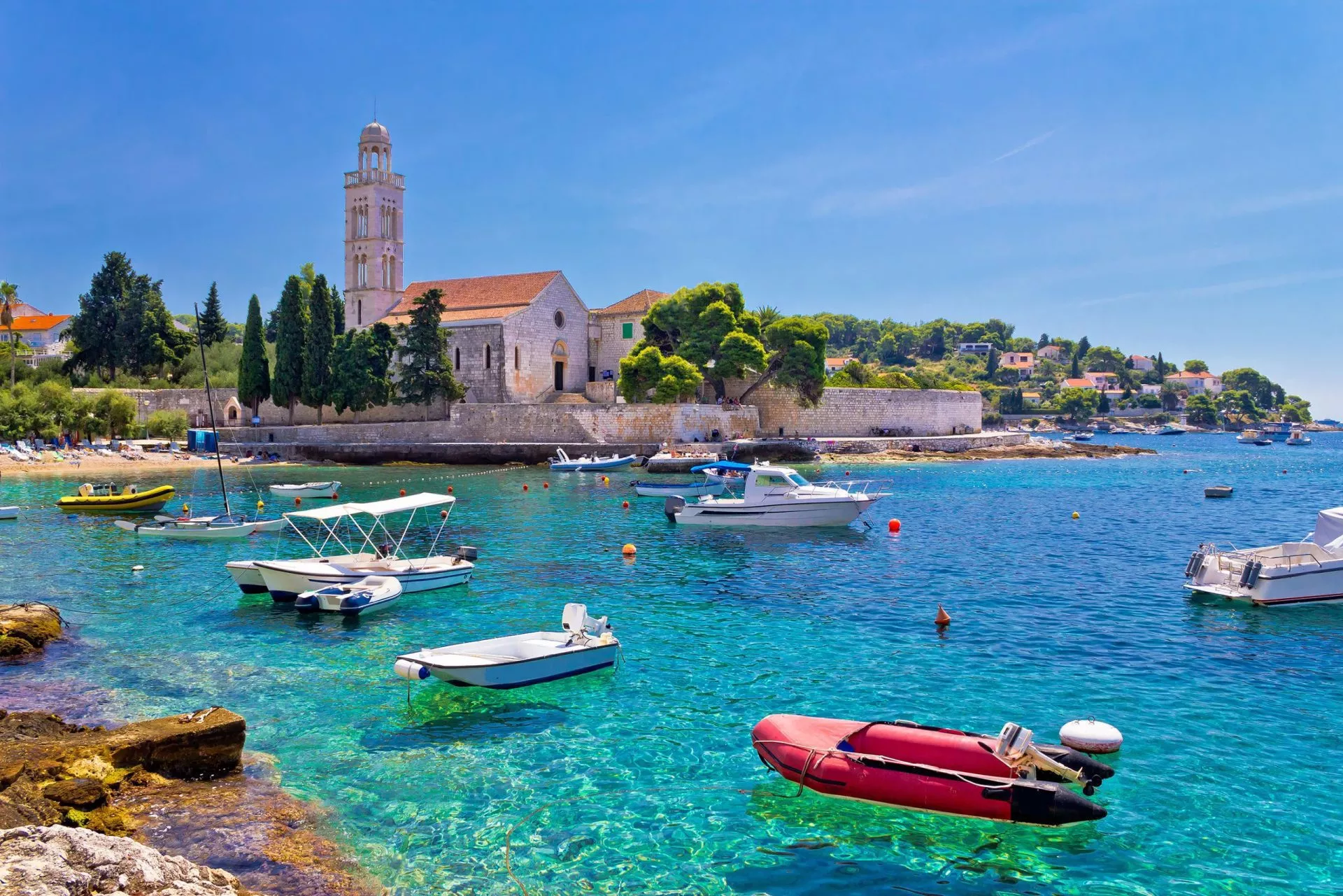 Blaues Wasser der Insel Hvar erklommen