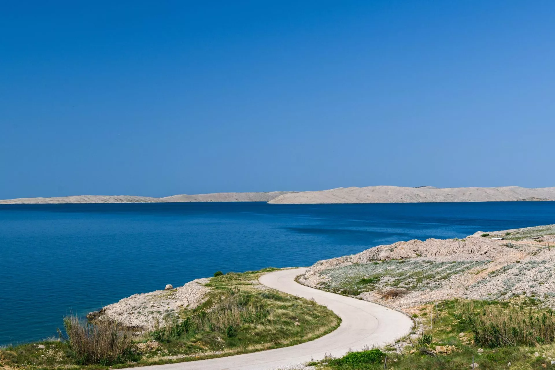 Konzept Bild von Road Trip in Kroatien mit malerischen Blick auf das Meer bei pag Insel in Kroatien,