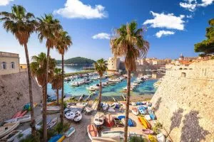 Navigate tra le bellezze selvagge di Dubrovnik dal suo porto turistico