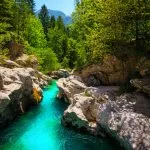 Il fiume Soca di colore smeraldo con un bellissimo canyon stretto, Bovec, Slovenia