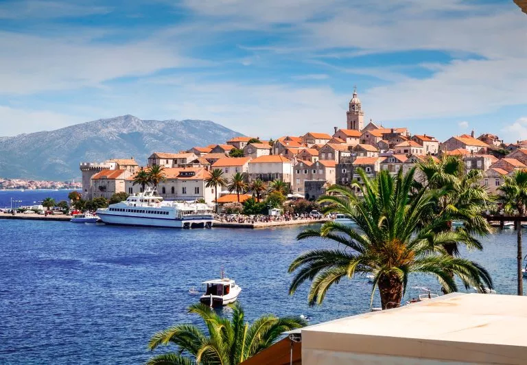 Fährschiff im Hafen von Korcula, Kroatien