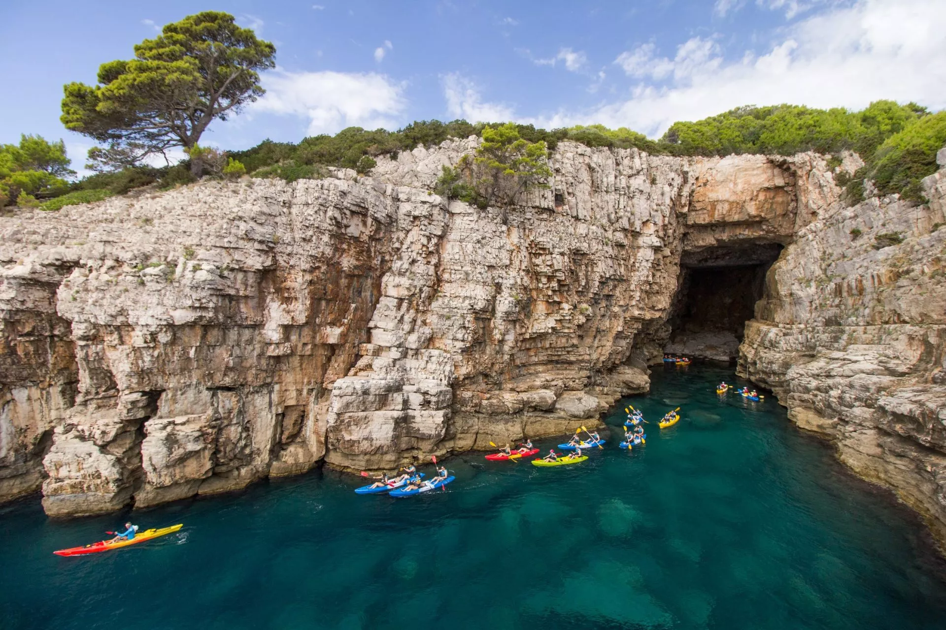 Gruppe von Kajakfahrern in einer Meereshöhle auf der Insel Lokrum in Kroatien.