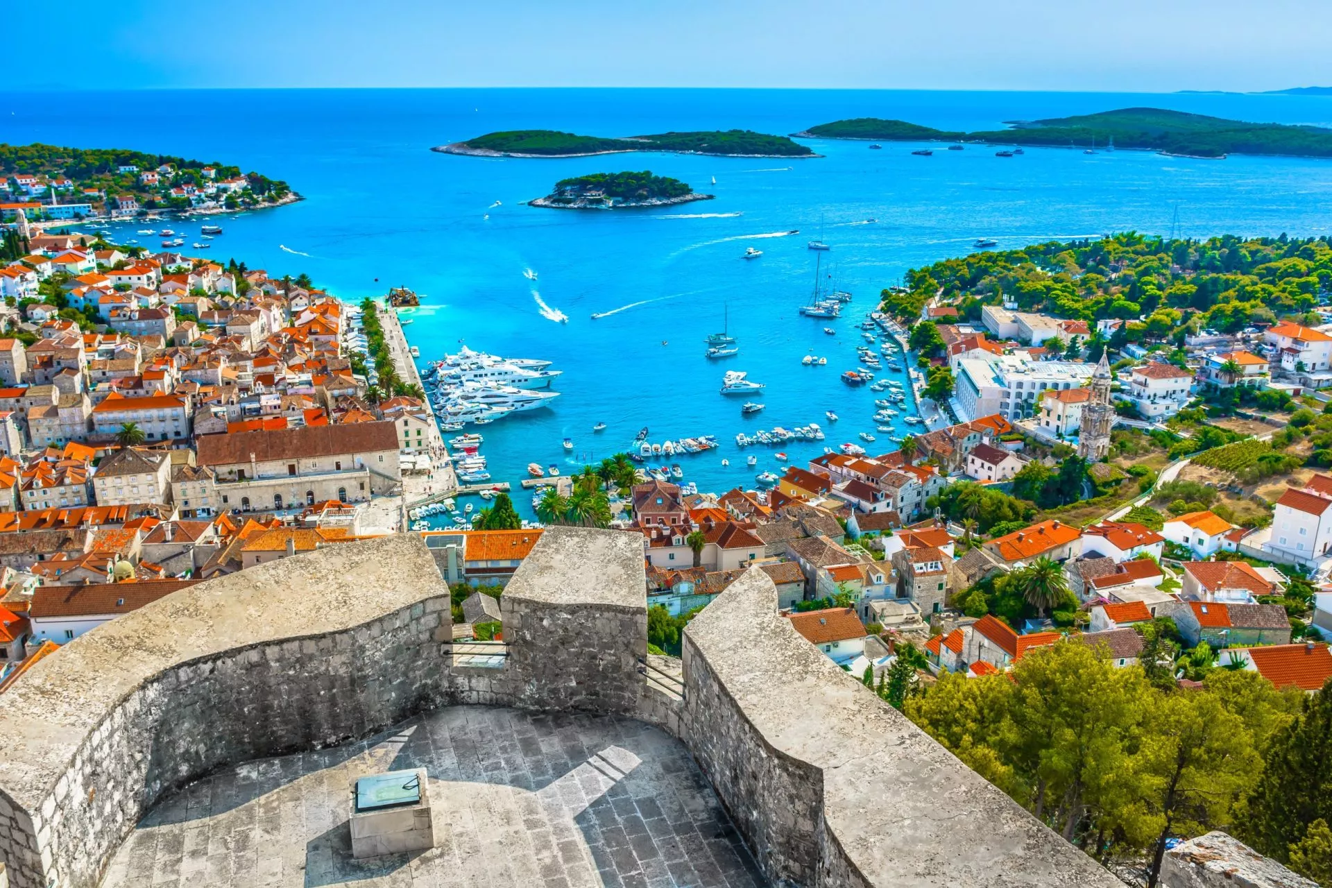 Hvarer Archipel Sommer Luftaufnahme. / Luftbild auf erstaunlichen Archipel vor der Stadt Hvar, Kroatien Mittelmeer.