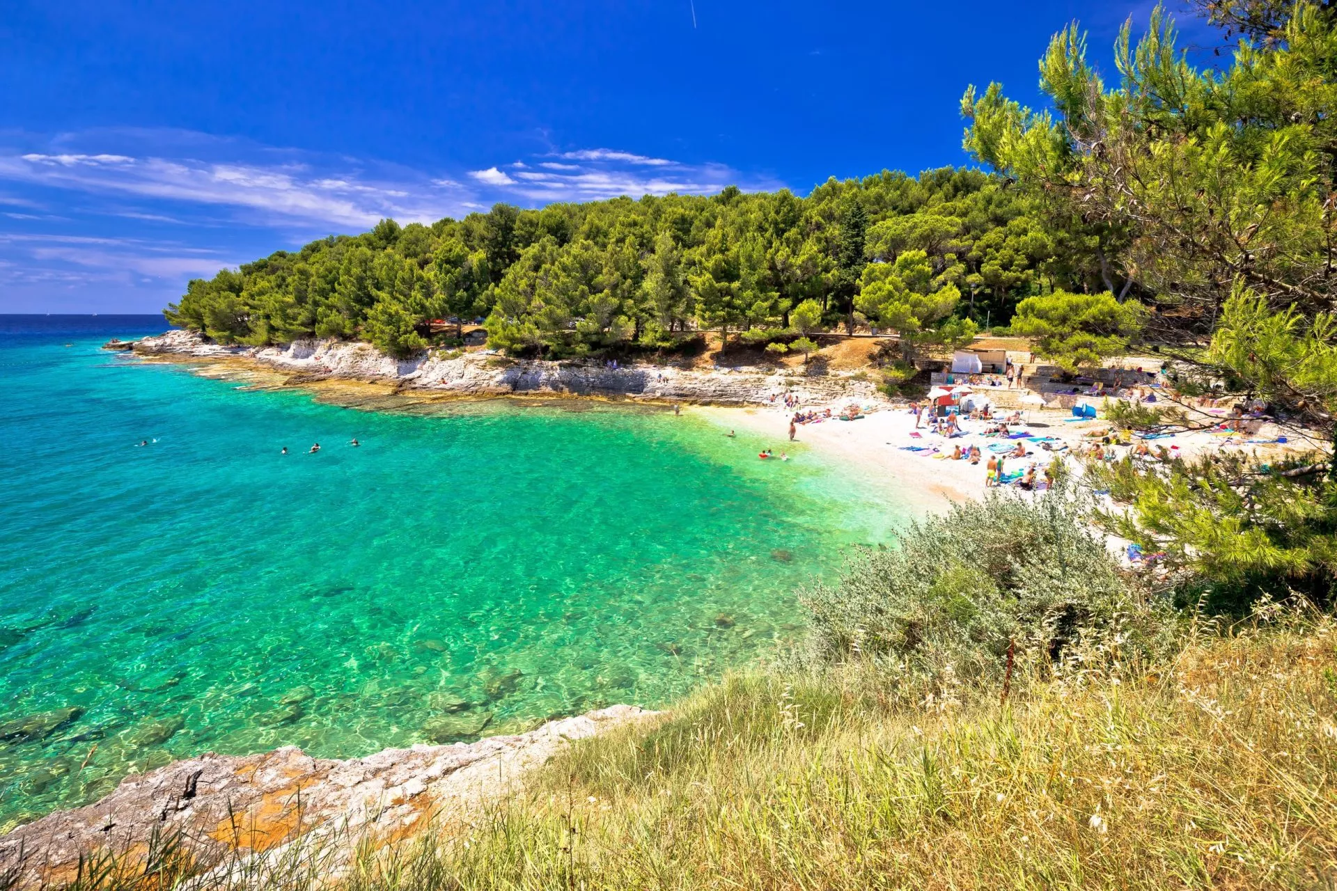Idyllischer türkisfarbener Strand in Pula Sommeransicht