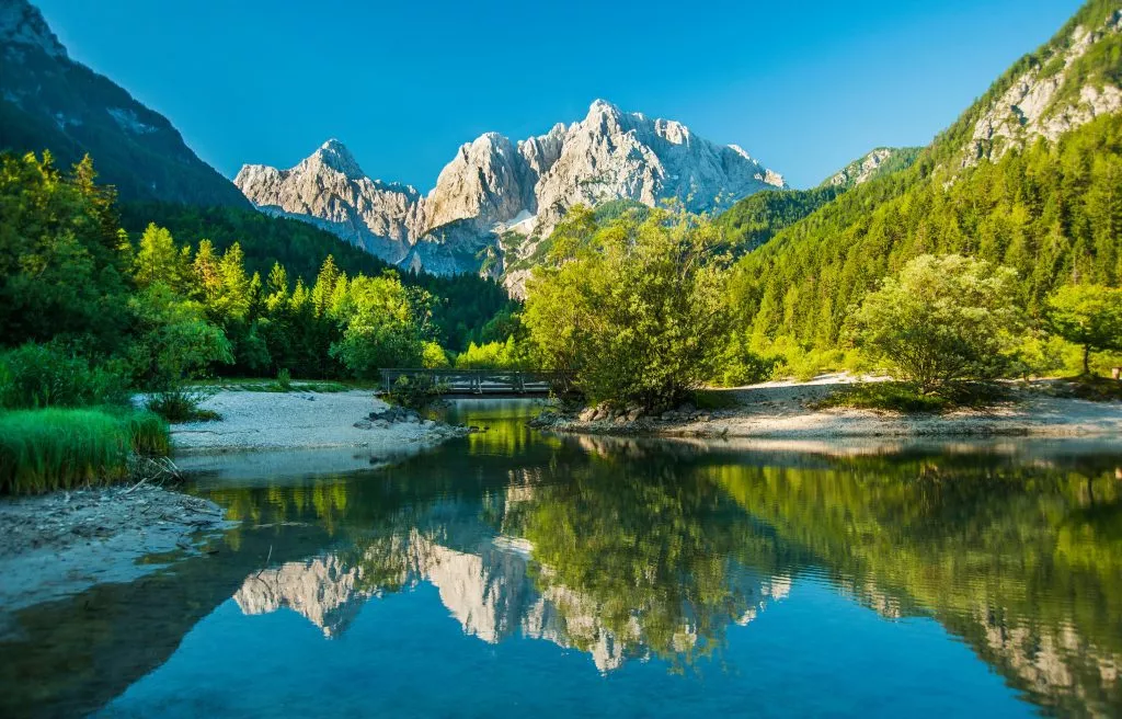 Il lago Jasna vicino alla città di Kranjska Gora, Slovenia