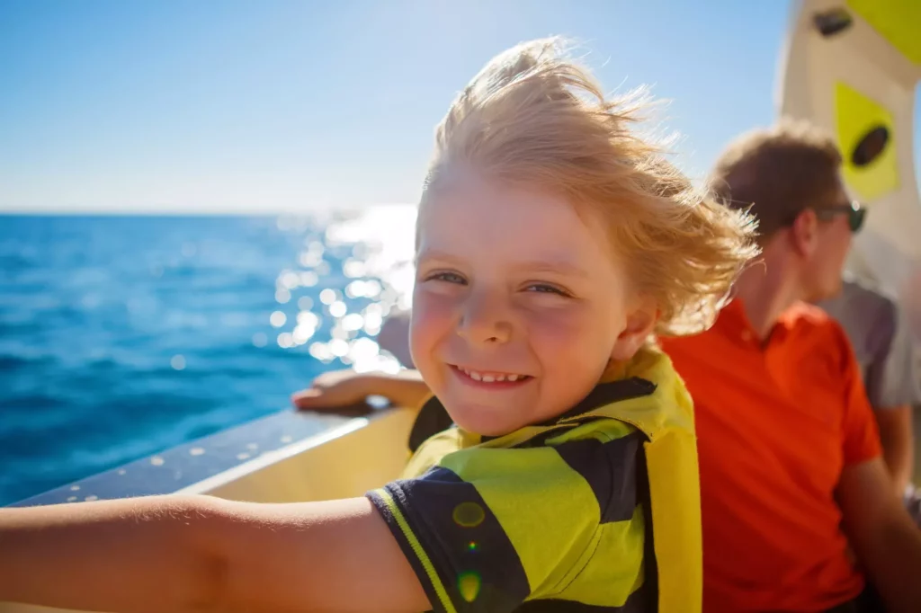 Kleiner Junge genießt Segelbootfahrt