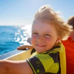 bambino che si diverte in barca a vela