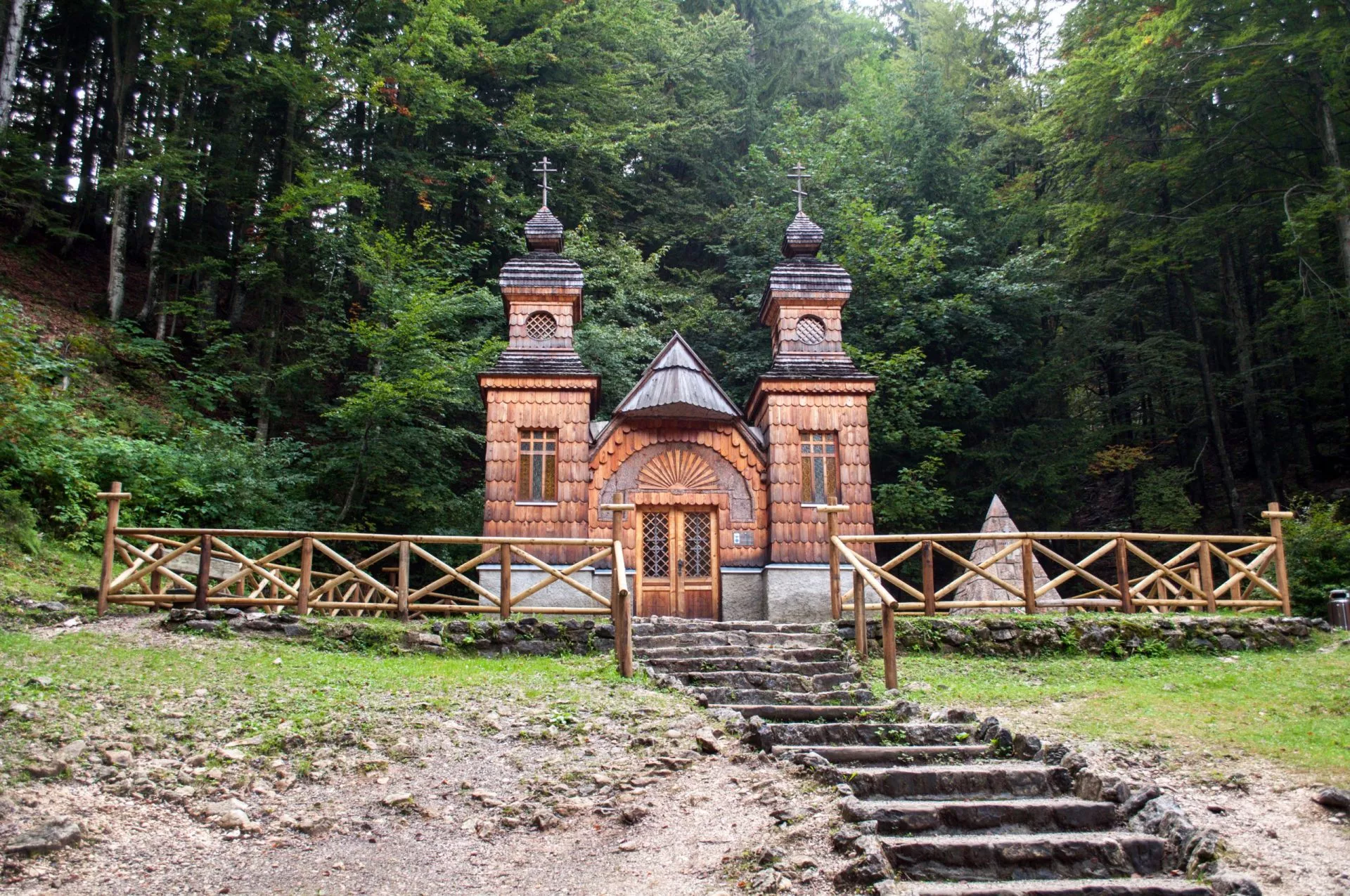 Alte russische Holzkirche in Slowenien in den Bergen oberhalb der Stadt Kranjska Gora.