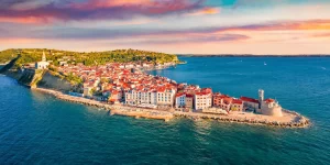 Genießen Sie den Zauber Istriens, während die Sonne über Piran untergeht