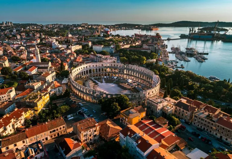 Pula Arena bij zonsondergang - HDR luchtfoto gemaakt door een professionele drone. Het Romeinse amfitheater van Pula, Kroatië