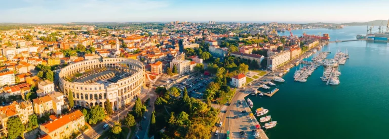 Pula vue d'en haut à l'échelle