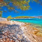 Spiaggia rocciosa croata in scala