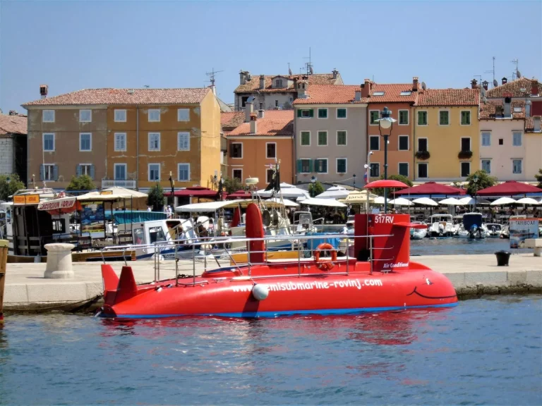 Rovinj crvena polupodmornica écaillé