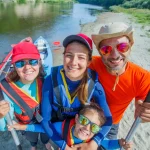 Divertimento in famiglia in kayak da mare in scala