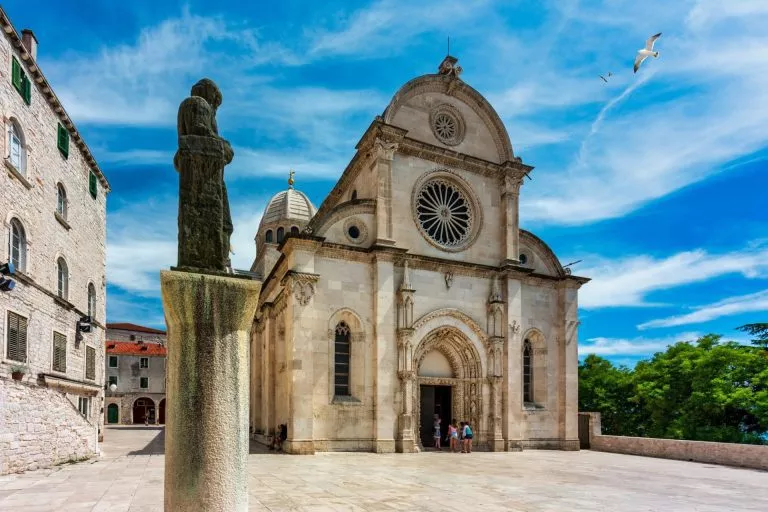 L'église de Sibenik réduite à l'échelle