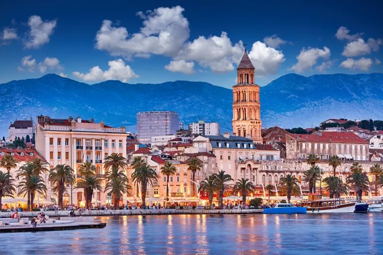 Spalato, Croazia. Vista notturna di Spalato, la seconda città più grande della Croazia. La riva del Mare Adriatico e il famoso Palazzo dell'Imperatore Diocleziano. Concetto di viaggio. Paesi del Mediterraneo.