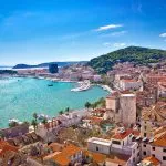 Vista sul lungomare di Spalato e sulla collina di Marjan