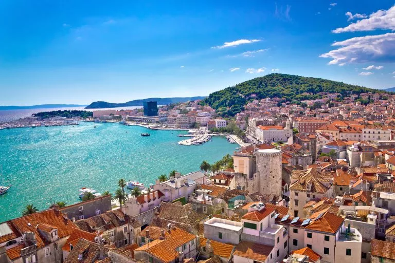 Vista sul lungomare di Spalato e sulla collina di Marjan