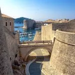 Stadtmauer Dubrovnik mit Blick auf Hafen und Brücke