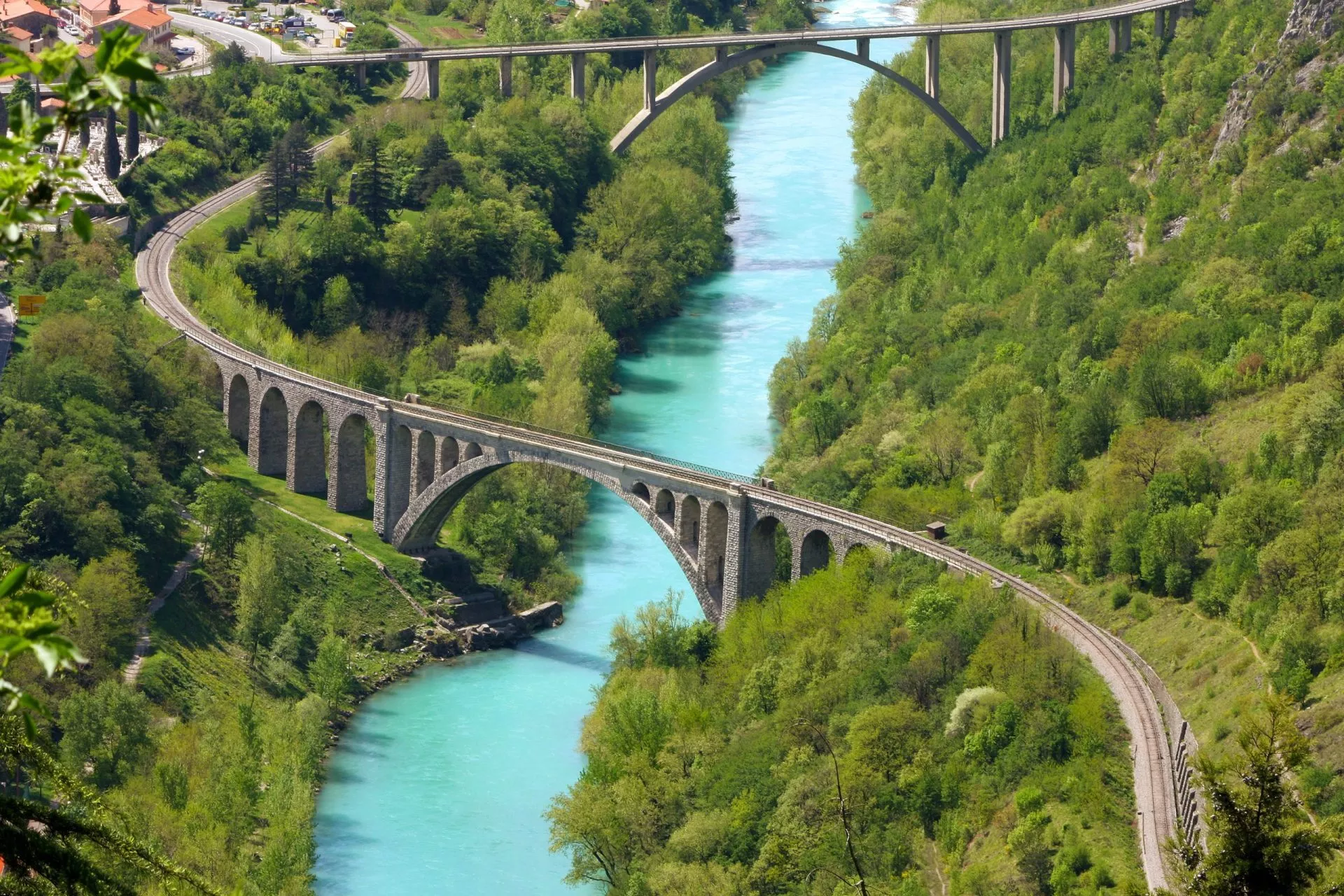 Steinbrücke über den Soca-Fluss