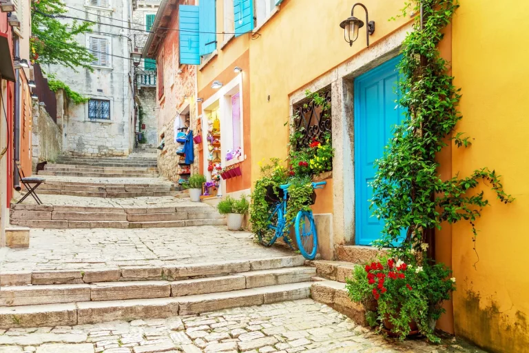 Rues de rovinj à l'échelle