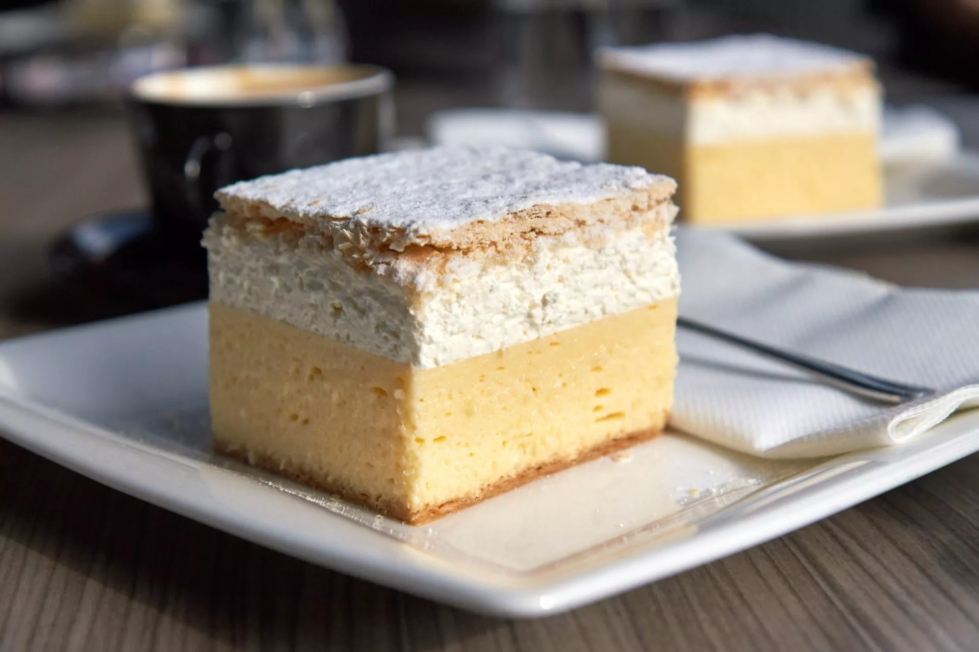 Die originelle Cremeschnitte auf weißem Teller