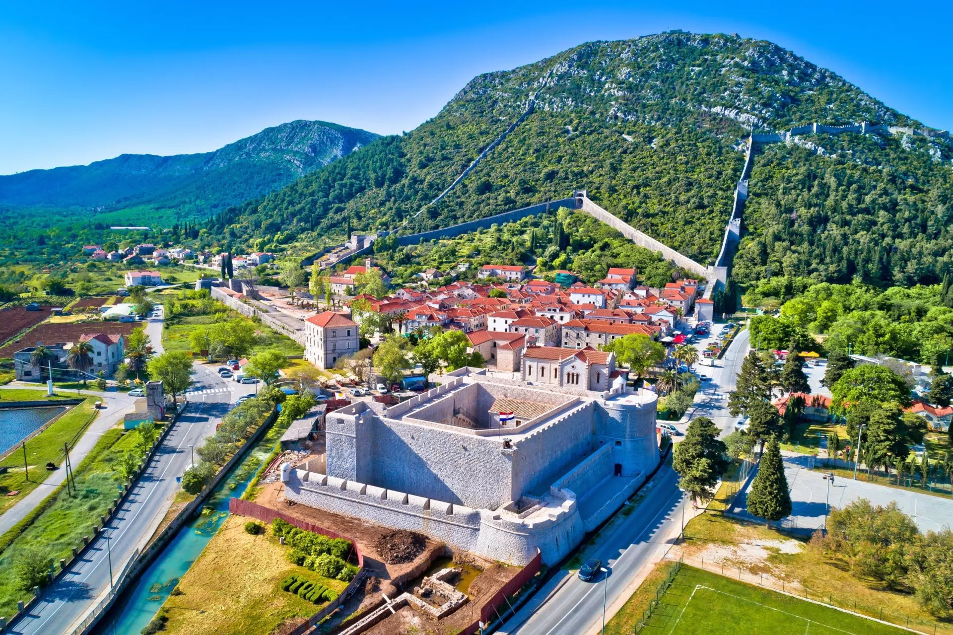 Die Stadt Ston und die historischen Mauern aus der Vogelperspektive