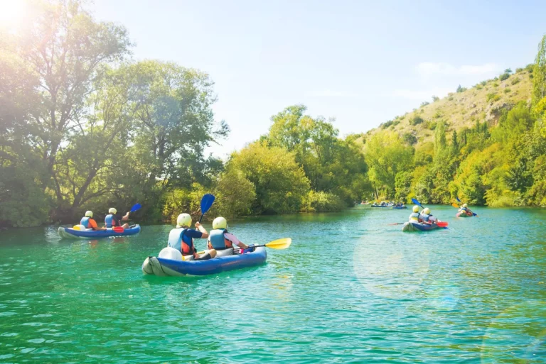 Le canoë de la rivière Zrmanja à l'échelle